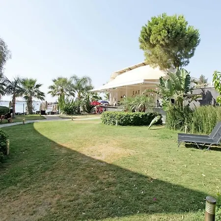 Апартаменты Sea Front With Sandy Private Jetty